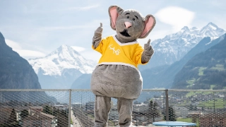Maskotchen KABI des KABI-Kontos steht auf der Dachterrasse der UKB am Hauptsitz in Altdorf.